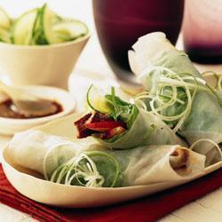 asiatische wraps mit lamm und pflaumen