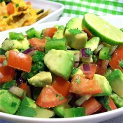 avocadosalat mit tomaten und paprika