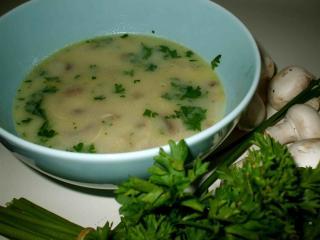 champignoncremesuppe mit mandelblättchen