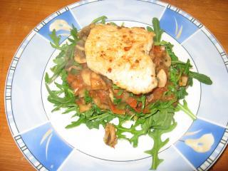 chili putenschnitzel mit knobipaste und rucola