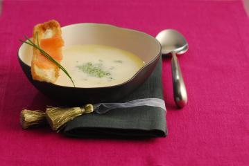 feine käsesuppe mit lachsstreifen