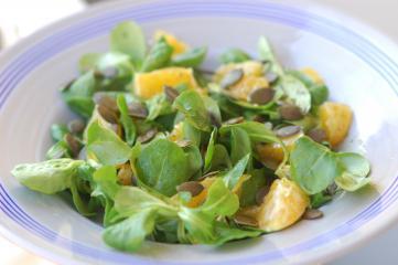 feldsalat mit orangen und kürbiskernen