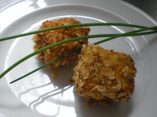 fetswürfel saganaki in scharfer kartoffelchips panade