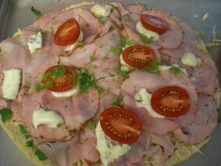 fladenbrotpizza mit kasseleraufschnitt