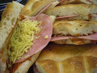 fladenbrotsnack mit schinken und käse