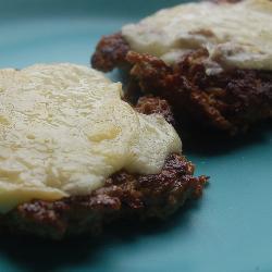 frikadellen mit überbackenem käse