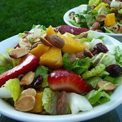 frischer blattsalat mit erdbeeren und mango