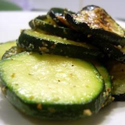 gebackene zucchini mit pfeffer und zitrone