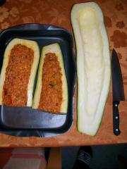 gefüllte und überbackene zucchini