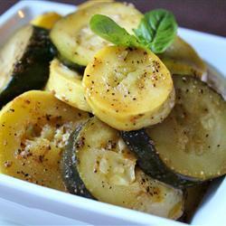 gegrillte grüne und gelbe zucchini