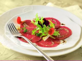 getrüffeltes rindercarpaccio mit frisée und löwenzahnsalat