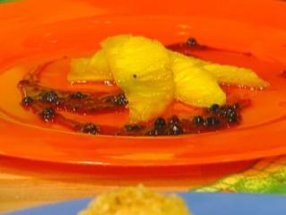 glacierte ananas auf beerensoße mit cashewkernen