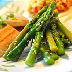 grüner spargel mit zitrone und sesam