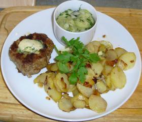 hacksteak mit bratkartoffeln und gurkensalat