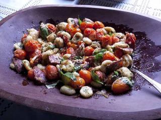 kartoffel gnocchi mit sobrasada und knoblauchtomaten