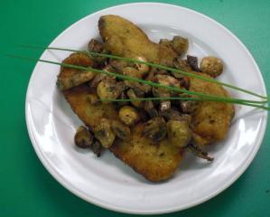 kräuterschnitzel mit gebratenen champignons