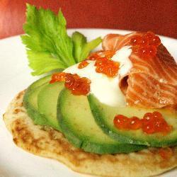 lachs carpaccio mit avocado und wodkacreme