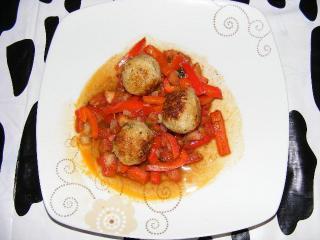 naturreisbällchen auf paprika tomaten gemüse