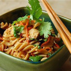 pikanter sommerlicher nudelsalat mit huhn