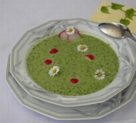 radieschensuppe mit gänseblümchen