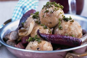 sauerkrautknödel mit bratwürstlsoße