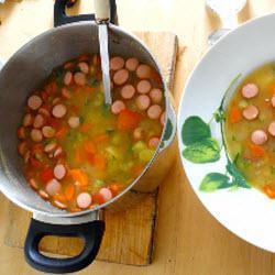 schnelle gemüsesuppe mit frankfurter würstchen