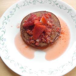 schoko pfannkuchen mit erdbeersoße