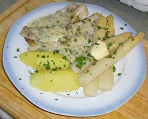 seelachsfilet mit kräutersosse und butterspargel