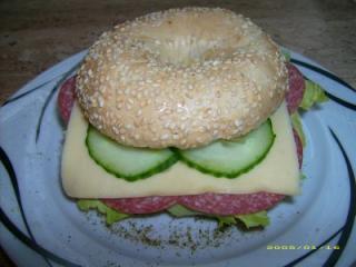 sesambagel mit salami und käse