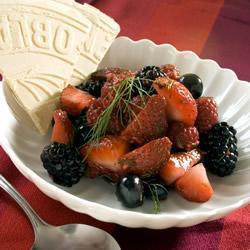 sommerlicher obstsalat mit frischen beeren