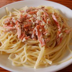 spaghetti mit räucherlachs und kürbiskernen