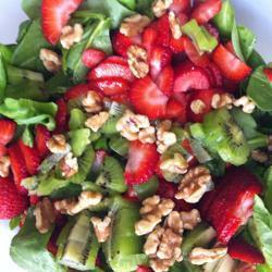 spinatsalat mit kiwi und erdbeeren