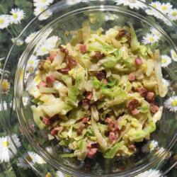 spitzkohlsalat mit speck und rosinen