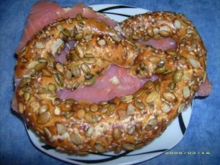 sprossenbrezel mit räucherlachs und frischkäse