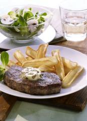 steaks mit grüner pfefferbutter und frites