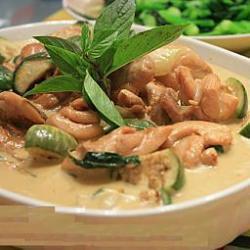 thailändisches hühnercurry mit auberginen