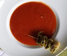 tomatensuppe mit crespelle spießen