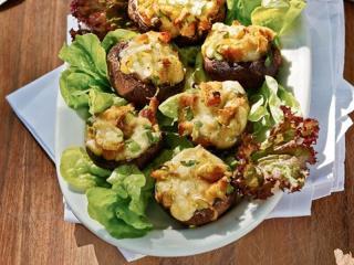 überbackene champignons mit käse gemüse füllung