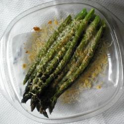 überbackener grüner spargel