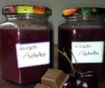 variation von kirsch schokoladen marmelade