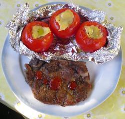 würzige tomaten gegrillt zu scharfem grillfleisch