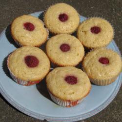 zitronenmuffins mit himbeeren