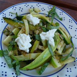 zucchini mit ziegenkäse und basilikum