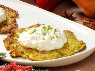 zucchinipuffer mit pikantem dip