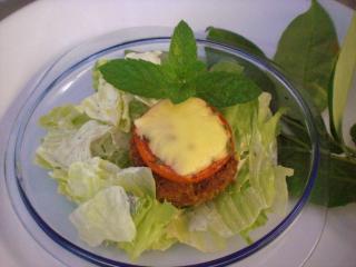 hackmuffins mit tomate und käse überbacken im salatbett