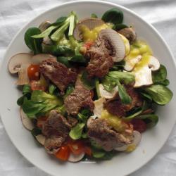 rinderfiletstreifen auf feldsalat