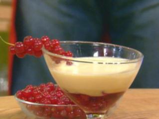 weinschaumcreme auf marinierten himbeeren